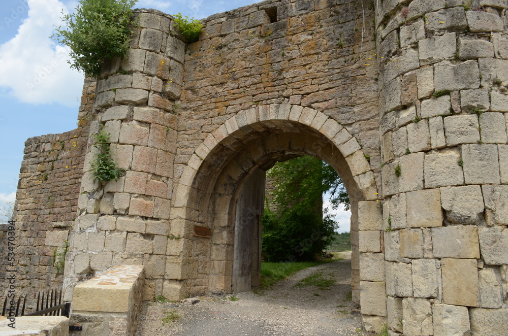 Entrée de forteresse médiévale dans les Cévennes