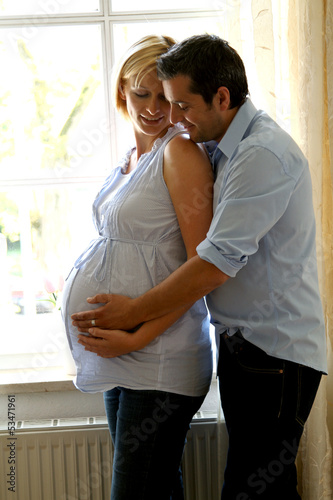 Schwangere Frau mit Mann