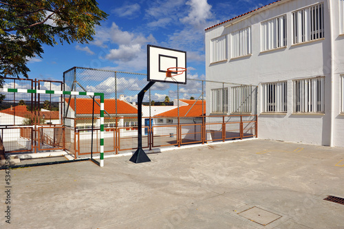 Cancha de basket en la escuela photo