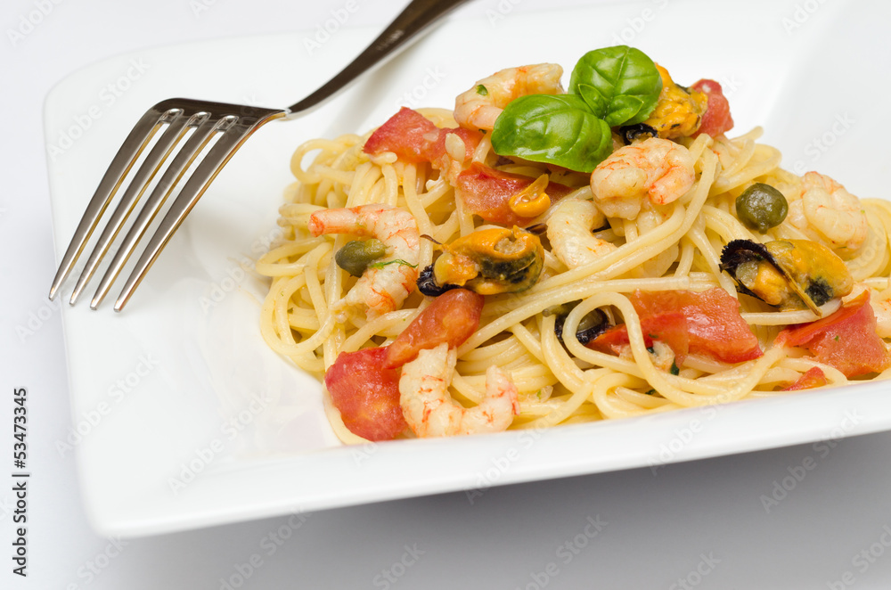 Spaghetti con frutti di mare, pomodoro e capperi