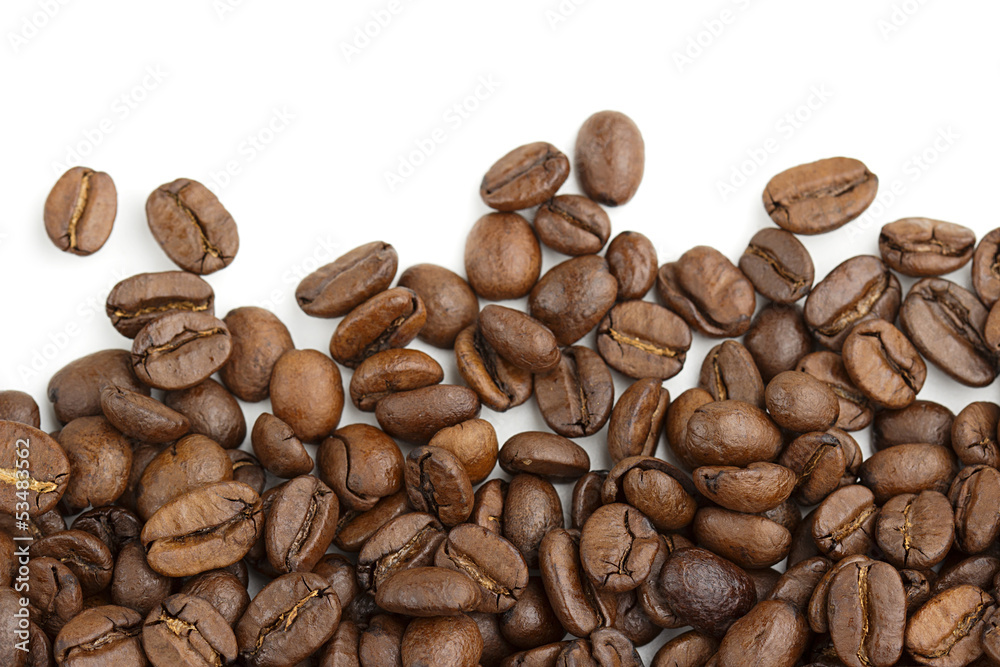Naklejka premium edge of coffee beans on white background