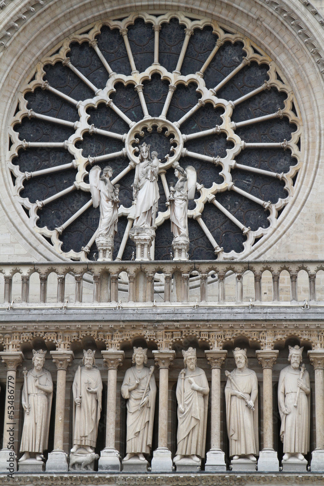 Rosace et statues de la façade de Notre Dame de Paris