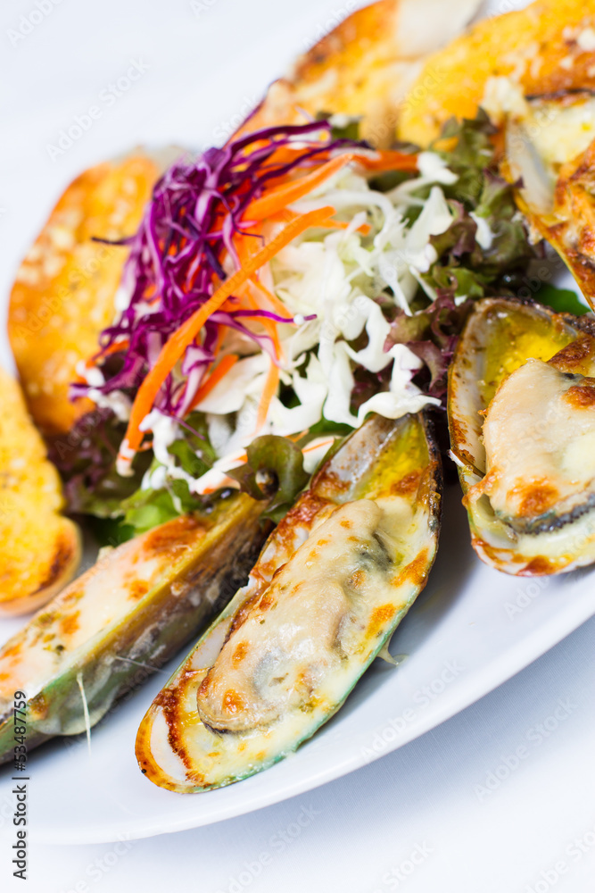 Roasted green mussel with cheese Roasted green mussel with cheese
