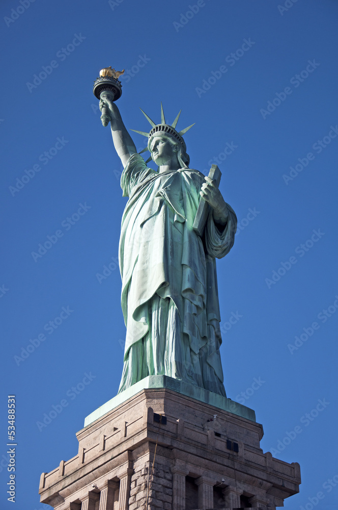 Fototapeta premium Statue of Liberty complete blue sky background