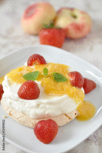 Pavlova mit Erdbeeren und Pfrischen