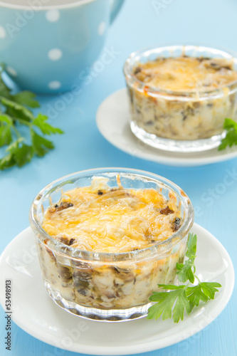 Gratin with mushrooms and cheese.