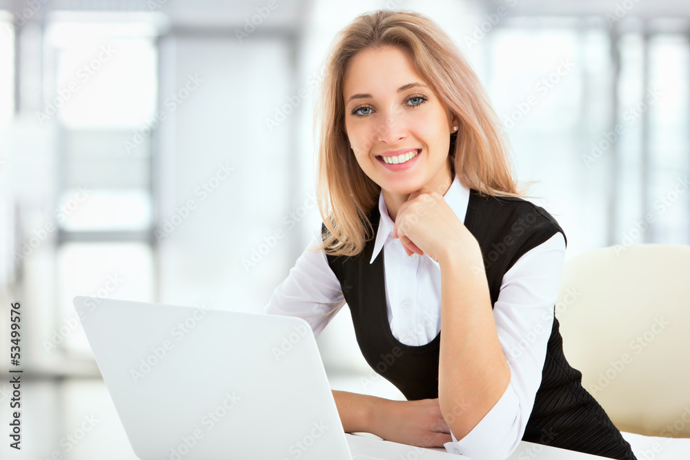 Obraz premium Young business woman using laptop