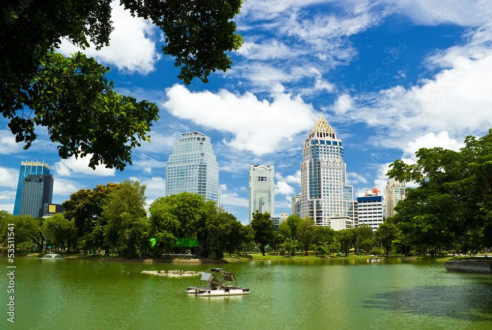 Obraz premium Bangkok with green tree and blue sky