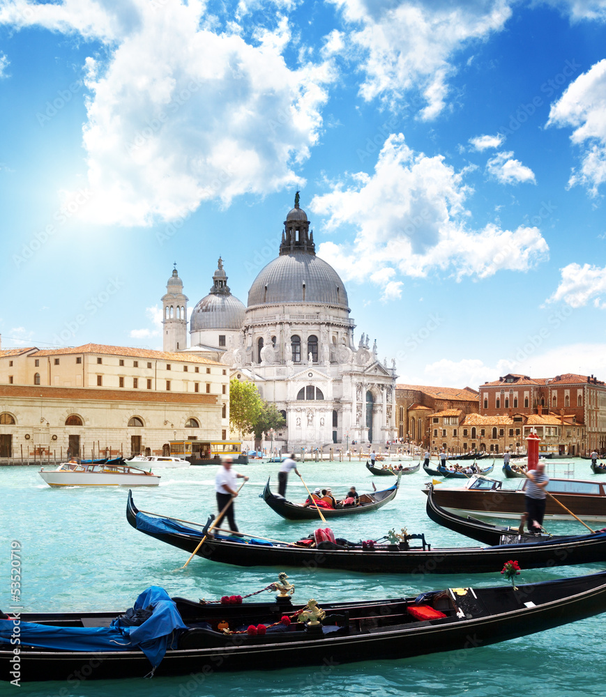 Naklejka premium gondole na kanale i bazylice Santa Maria della Salute, Wenecja,