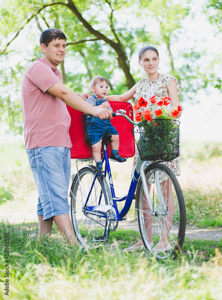 Obraz premium parents carry a child on a bicycle