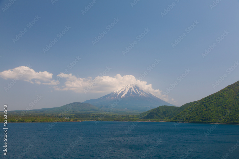 5月の本栖湖と富士山