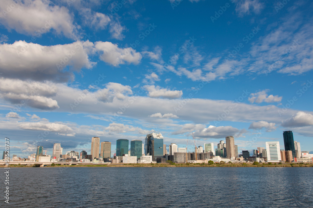 Naklejka premium Budynki w Osace od strony koryta rzeki Yodogawa