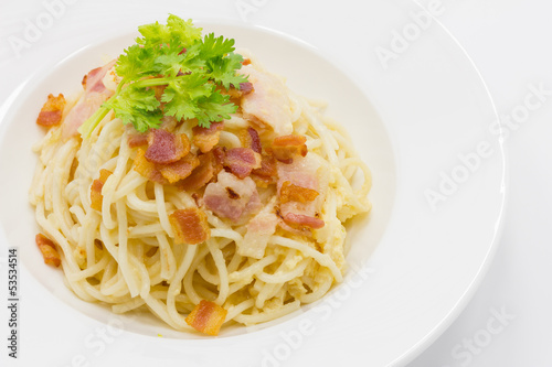 spaghetti carbonara sauce with bacon