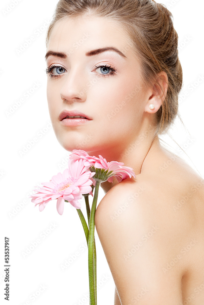Attraktive junge brünette Frau mit Blume Gerbera Isoliert Attraktive junge brünette Frau mit Blume Gerbera Isoliert