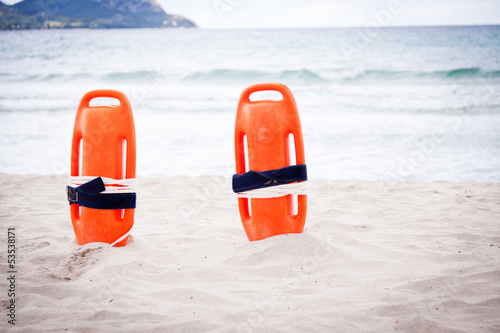 Orange rote rettungsboje im sand am strand