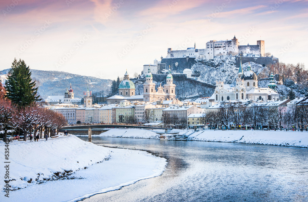 Fototapeta premium Salzburg panoramę z rzeką Salzach w zimie, Austria
