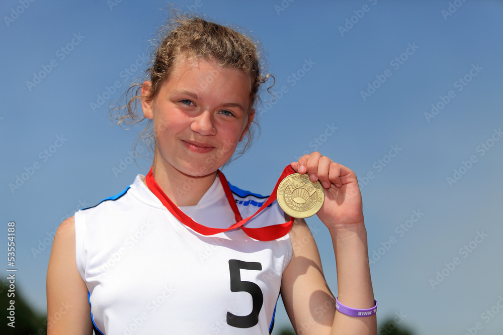 Uśmiechnięta dziewczyna ze złotym medalem. - obrazy, fototapety, plakaty 