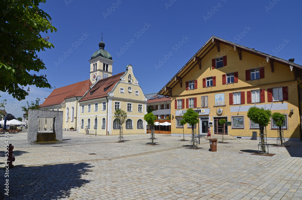 Marktplatz mit Pfarrkirche und altem Rathaus
