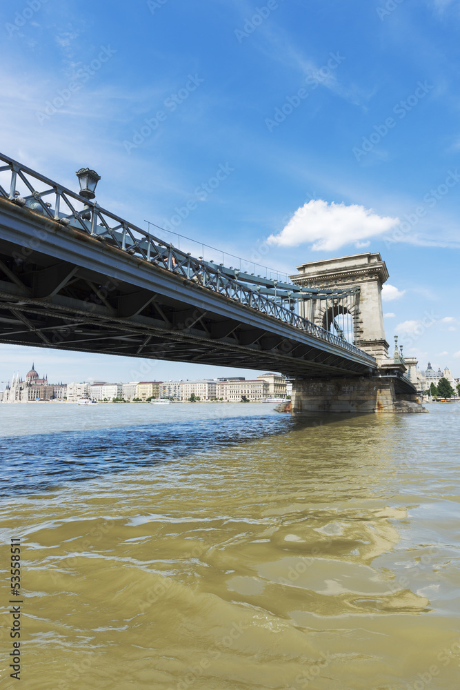 Obraz premium Widok dnia Mostu Łańcuchowego w Budapeszcie
