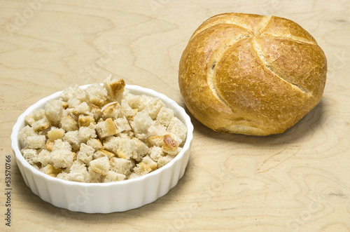 Semmel und geschnittenes Semmelbrot