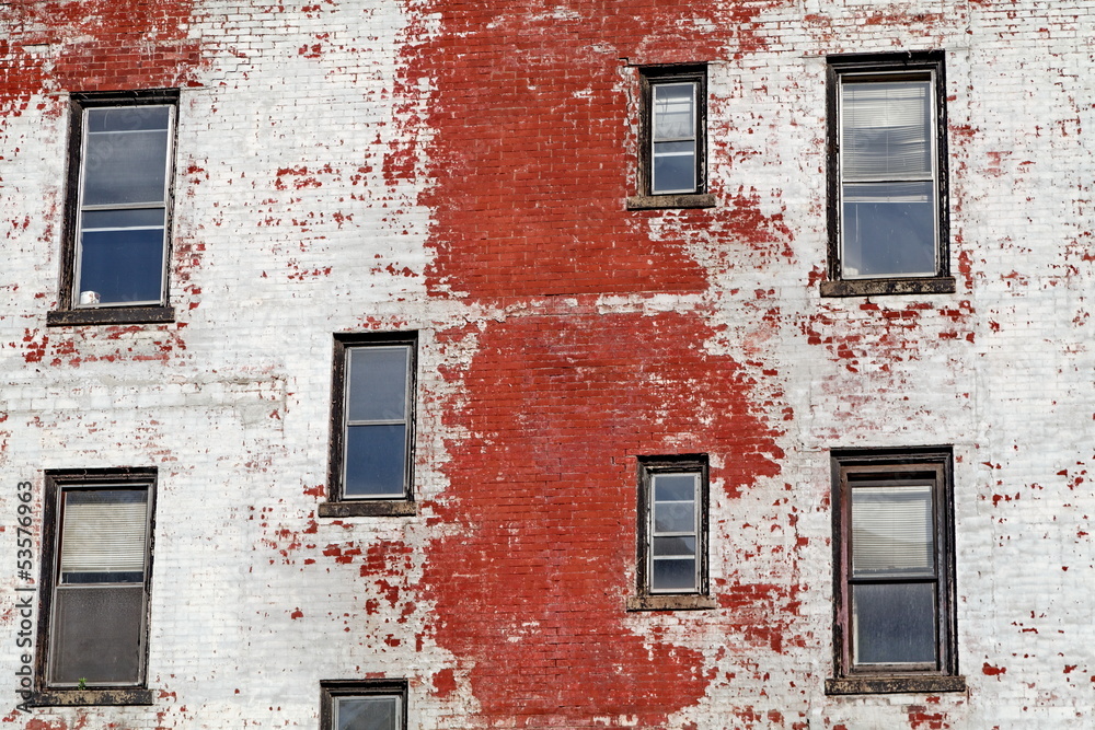 fenêtres sur façade rouge et blanche en briques