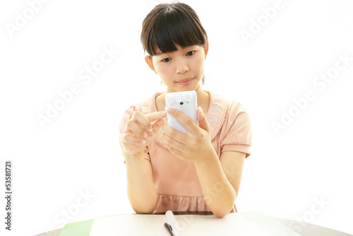 スマートフォンを持つ女の子 photo