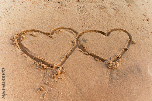 2 Herzen in den Sand gemalt