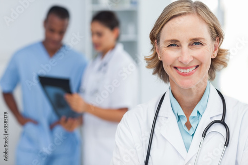 Bilde på lerret Smiling woman doctor looking at the camera