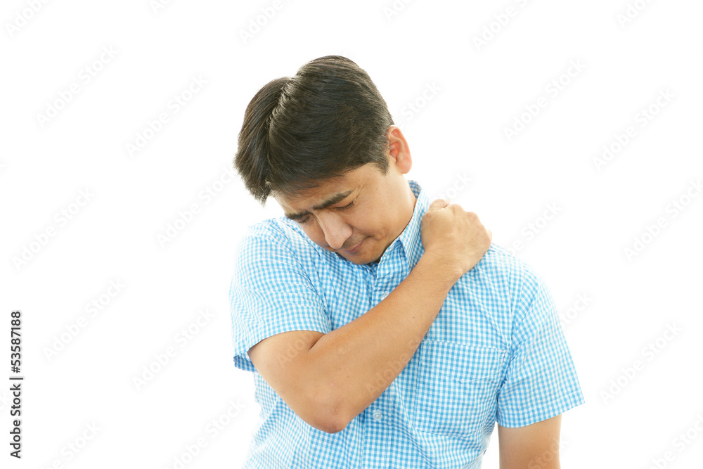 肩痛を訴える男性 肩痛を訴える男性