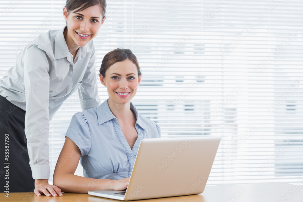 Obraz premium Businesswomen smiling at the camera