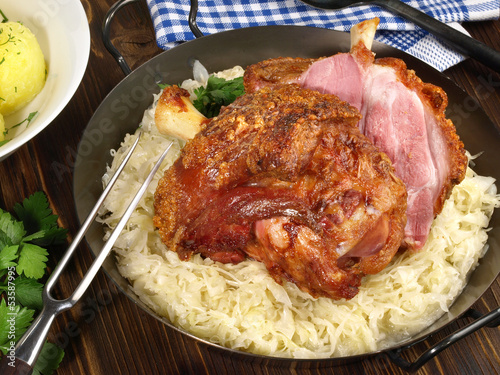 Schweinehaxe auf Sauerkraut