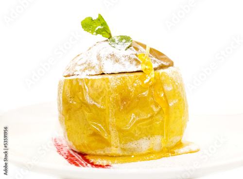 Печеное яблоко с медом и цукатами