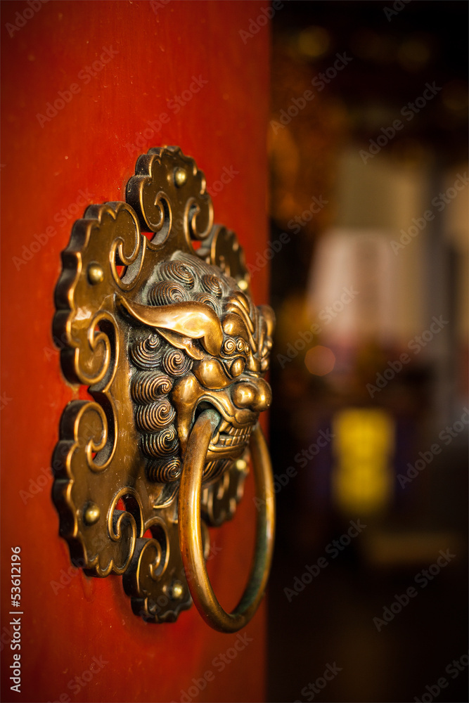 Obraz premium Doorknob of the Buddhist temple