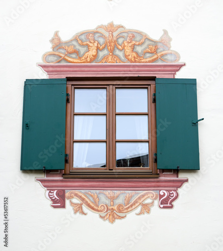 Fenster mit Bemalung photo