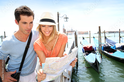 Couple in Venice reading map in Venise