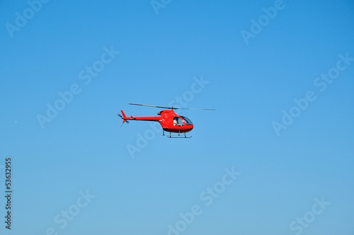 elicottero ultraleggero in volo con cielo azzurro