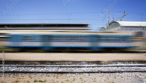 Treno in velocità photo