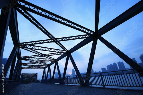 Fototapeta Steel structure bridge close-up at night landscape