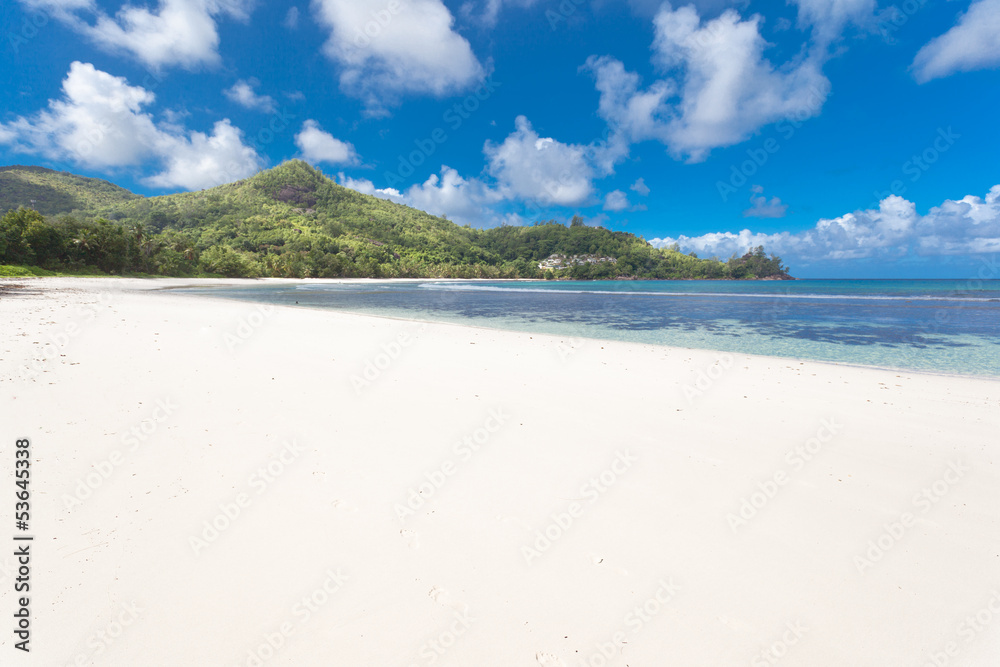 immense plage de sable blanc aux Seychelles