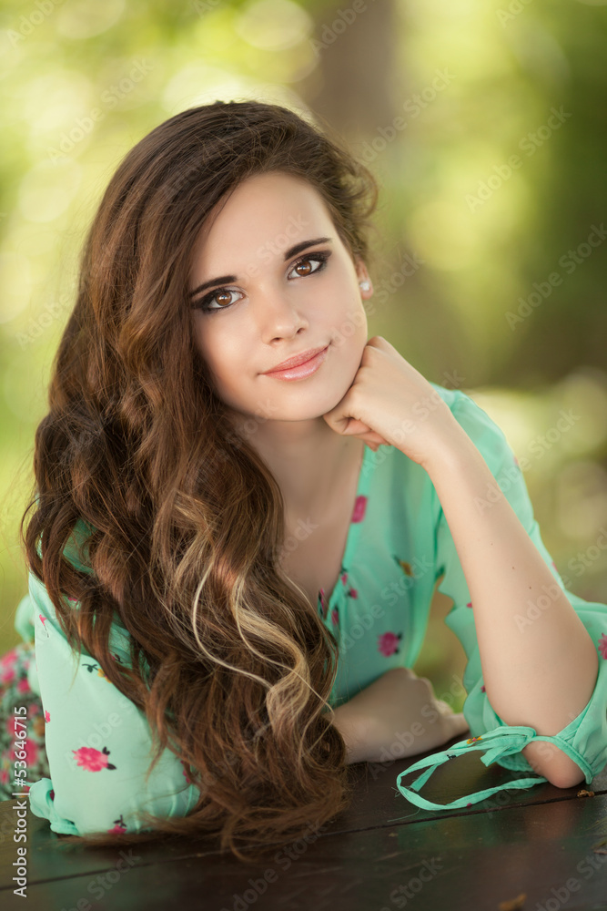 Naklejka premium beautiful teenager woman girl smiling outdoors