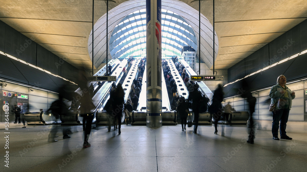 Naklejka premium Osoby dojeżdżające do pracy na stacji Canary Wharf w Londynie.