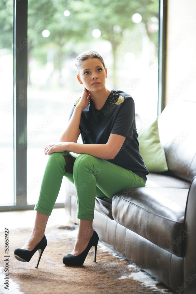 Obraz premium junge Frau auf einer Couch