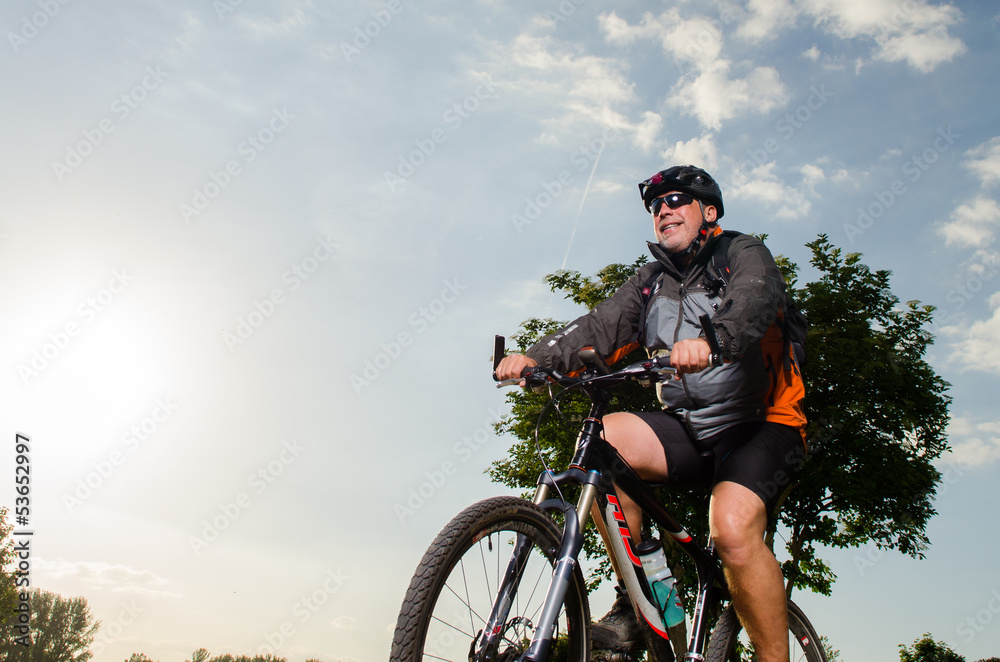 alter mann fährt fahrrad