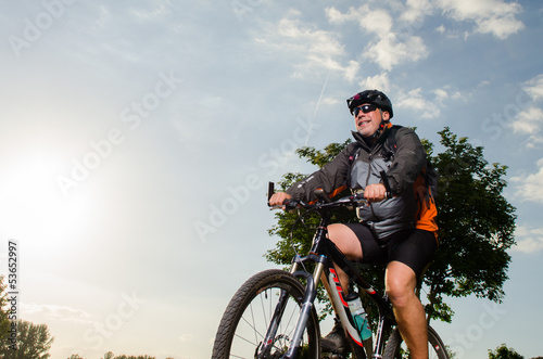 alter mann f  hrt fahrrad
