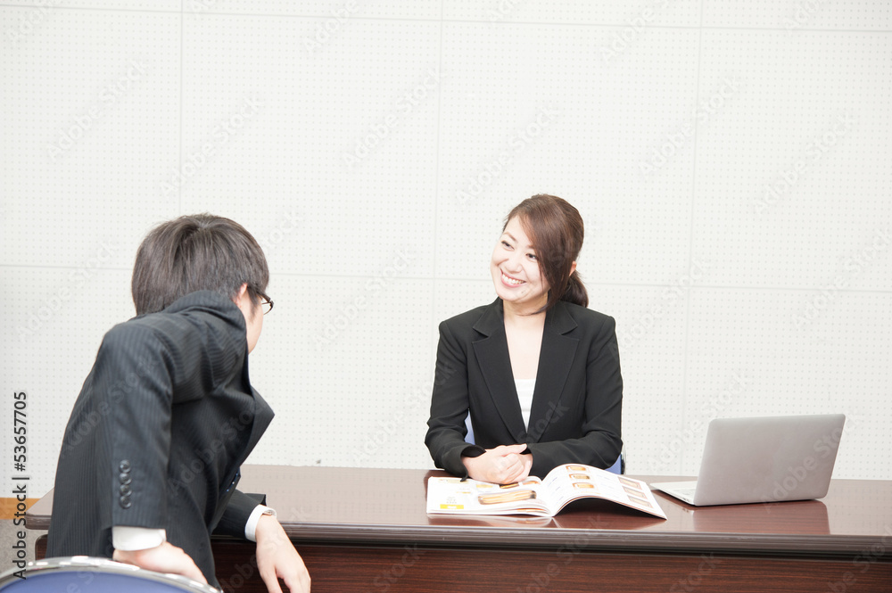 接客する女性社員 接客する女性社員