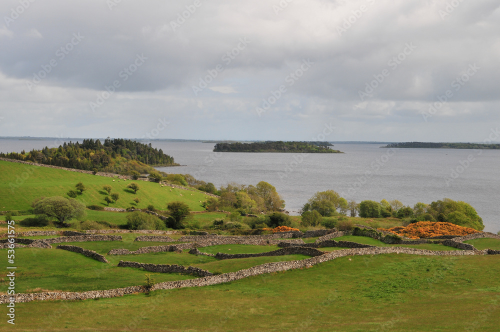 Lac  et murs en pierre du Connemara.