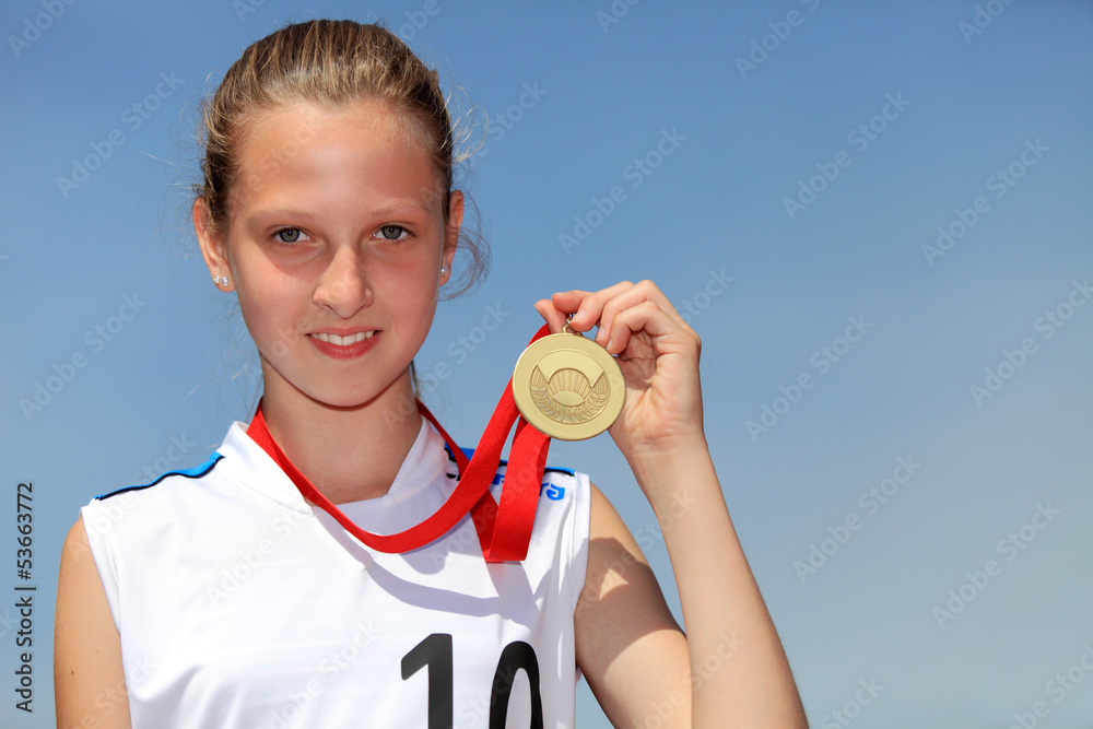 Uśmiechnięta dziewczyna ze złotym medalem. - obrazy, fototapety, plakaty 