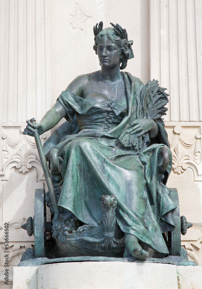 Obraz premium Madrid - Statue in the Monument of Alfonso XII