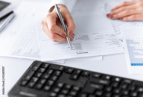 Photos woman hand filling in invoice paper