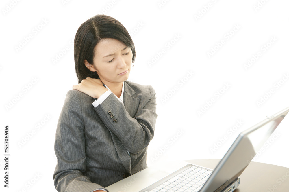 肩痛を訴える女性 肩痛を訴える女性
